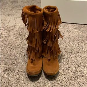 Minnetonka Fringe Boots - 9